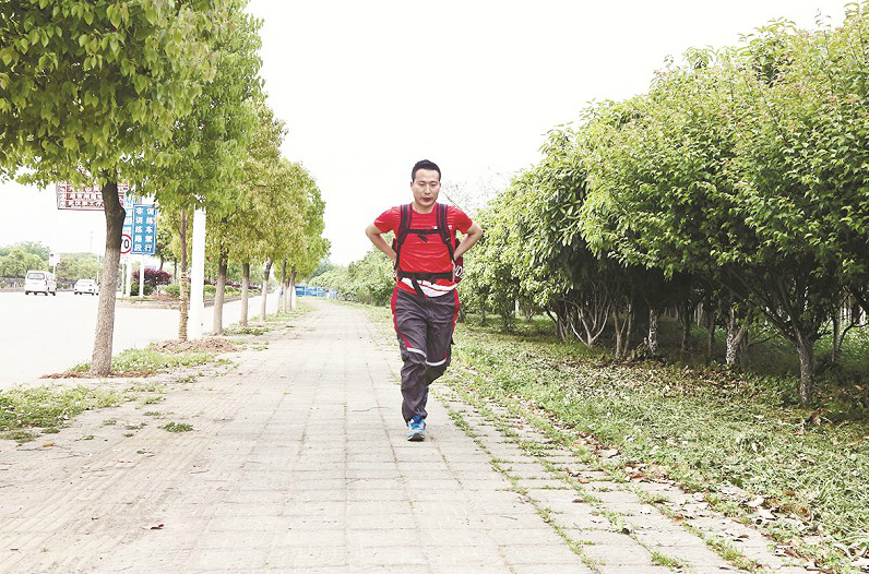 小学时每天跑30公里上学 “汉版阿甘”报名今年汉马