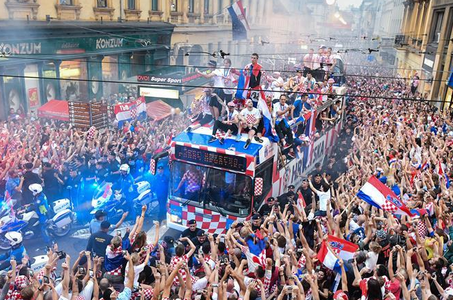 2018俄罗斯世界杯足球赛：万人空巷 克罗地亚人民迎接英雄凯旋
