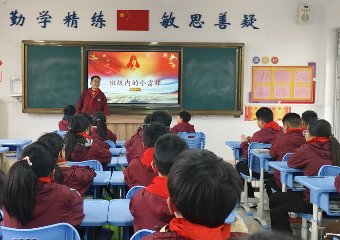 汉川外国语学校学雷锋“七个一”系列活动
