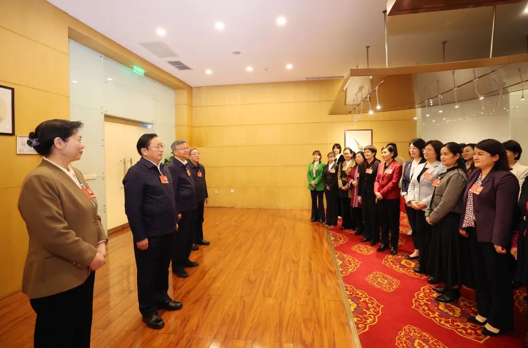 王忠林李殿勋与湖北代表团女代表共庆“三八”妇女节