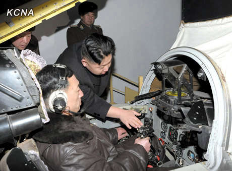 资料图:金正恩正在前线视察。
