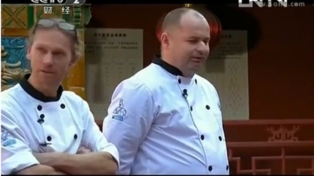 中国大厨vs法国大厨:不知肥肉可炼油 法大厨怒