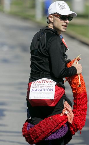 美国男子跑马拉松织4米围巾破世界纪录-荆楚网
