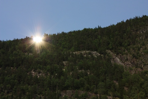 挪威小镇人造太阳 装三个300平方英尺的定日镜