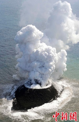 日本火山喷发形成新岛屿