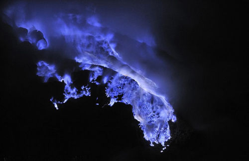 印尼一火山喷发蓝色火焰 居民冒险拾硫磺赚钱