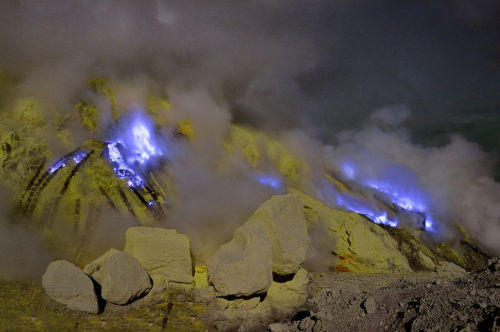 印尼一火山喷发蓝色火焰 居民冒险拾硫磺赚钱
