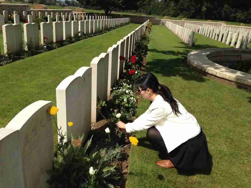 英国贝茨勋爵到法国华工墓园凭吊华工