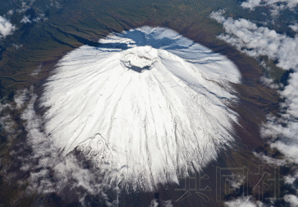 日本富士山迎来初冠雪 较往年晚16天