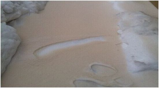 俄罗斯小镇突降橙色大雪 居民被吓傻