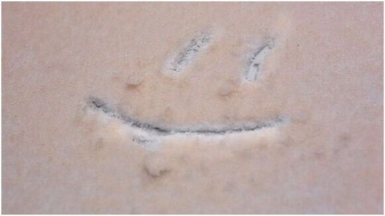 俄罗斯小镇突降橙色大雪 居民被吓傻