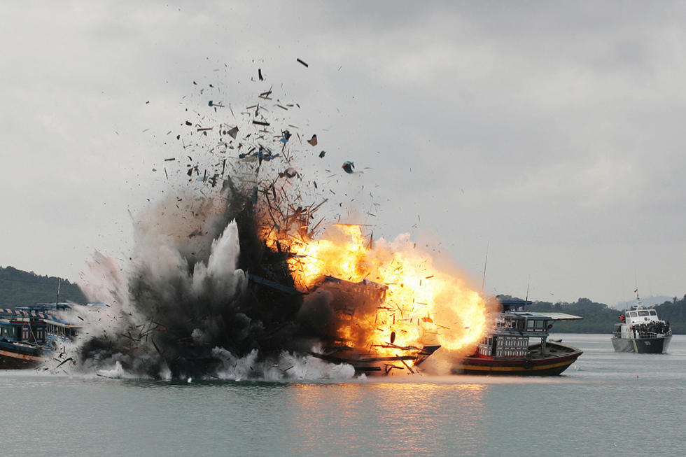 印尼海军炸沉6艘外国渔船 瞬间灰飞烟灭(组图