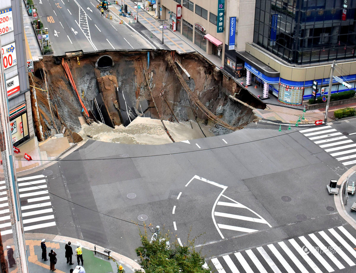 日本福冈街道塌陷出巨坑:深达15米 地下正修地