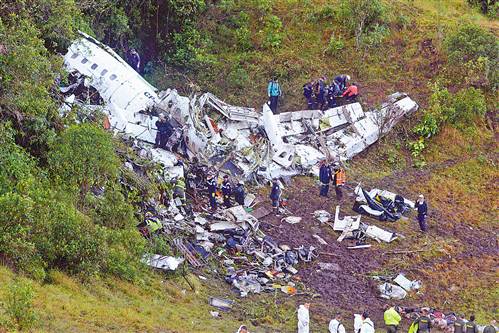 【巴西沙佩科恩斯足球队遭遇空难 机上76人死亡】