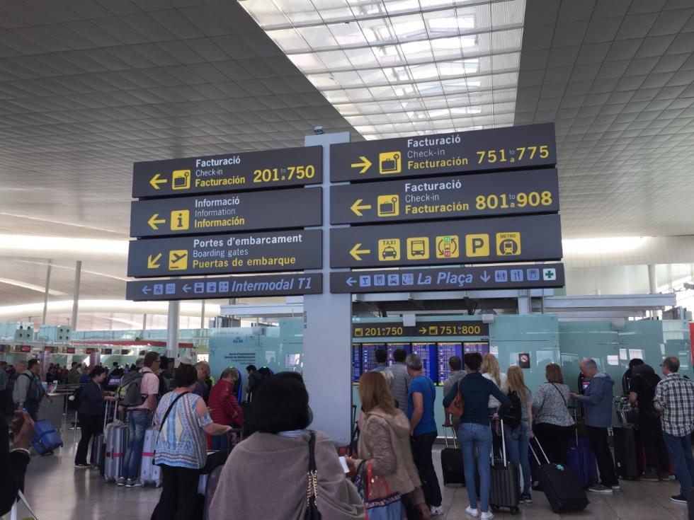 巴塞罗那机场安检人员罢工 延误乘客超四千人