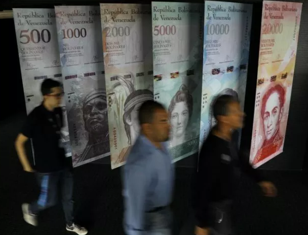 委内瑞拉最低工资上涨3000% 人民用钞票糊风
