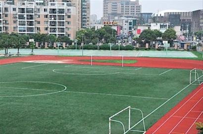 上海多名男子在中学操场踢球遭雷劈 致1死3晕