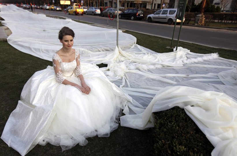 最长的大拖尾婚纱图片_520米长的婚纱