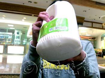 光明畅优酸奶还在保质期就胀桶 消费者饮用后腹泻