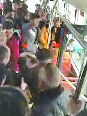老人暴打未让座女孩 大骂爆粗口<em>揪住头发</em>拳脚