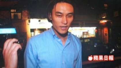 马英九女婿蔡沛然现身香港<em>头发变短</em> 记者一路