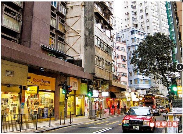 马英九女婿蔡沛然现身香港<em>头发变短</em> 记者一路