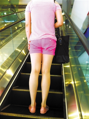 小谭的外表看起来与女性无异样。