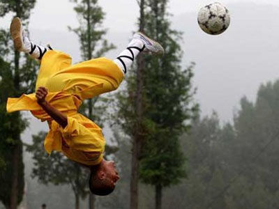少林寺投资20亿建足球学校:十二路弹腿能提高