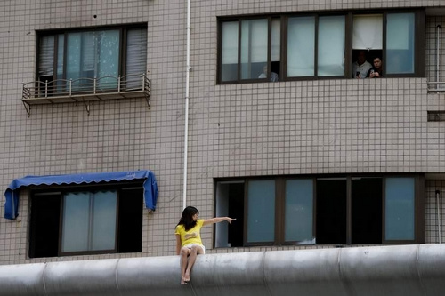 隆胸失败跳楼引围观+上海一女子整容医院顶楼