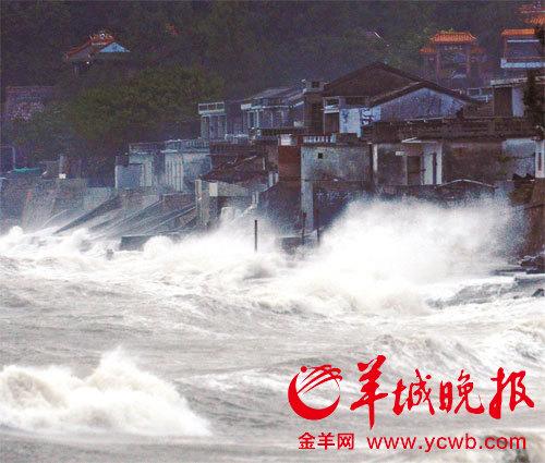 汕头海水倒灌淹城 台风天兔袭广东已致20人