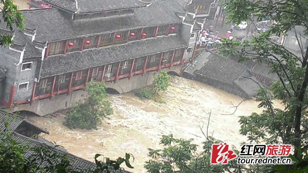 特大洪水袭击凤凰古城 城内多建筑被淹(图)