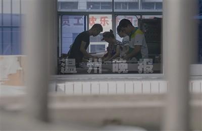 记者卧底揭消毒餐具十大黑幕:带血餐具包装过关