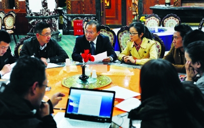 武汉律师弃三百万年薪援藏普法 自配助手和路