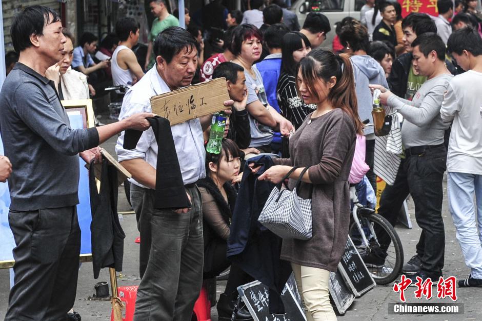 广州服装加工企业招工难 厂主街头跪求劳动力