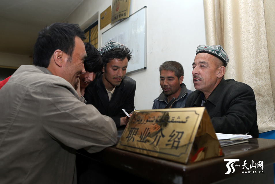 新疆农民劳务经纪人的一天:带大家赚钱根本闲