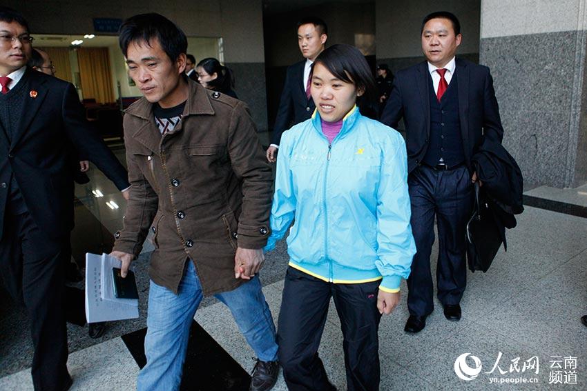 云南巧家投毒案再审宣判17岁女子服刑13年后无罪释放图