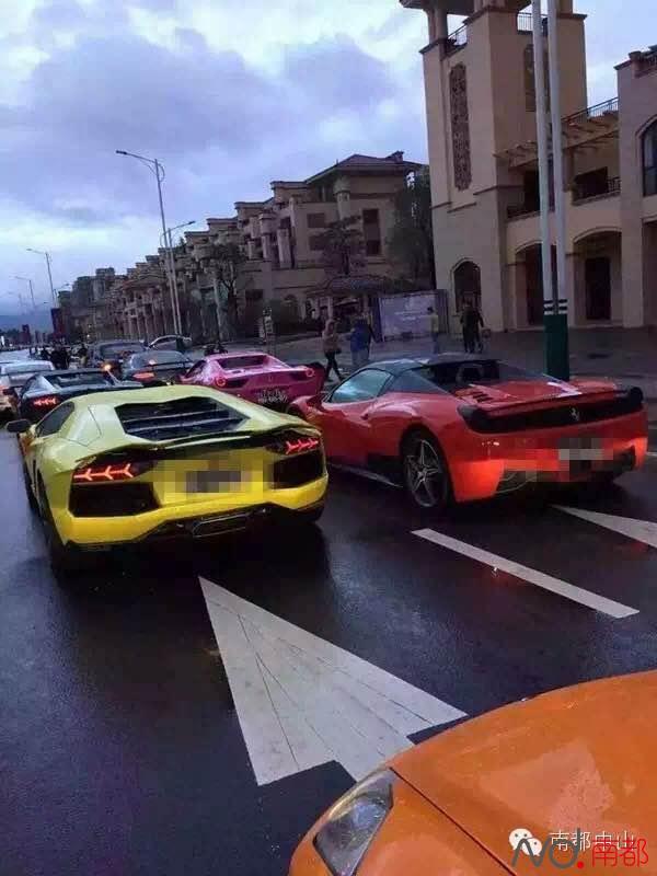 中山又见土豪婚礼!新娘戴几十个金手镯 数百万