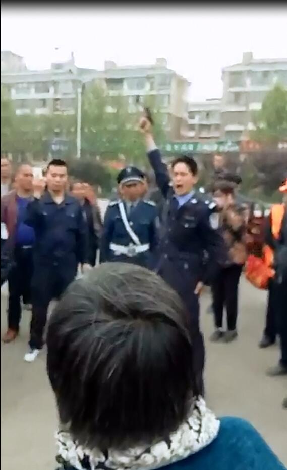 河南临颍警方鸣枪震慑医闹 死亡幼儿母亲吓跪