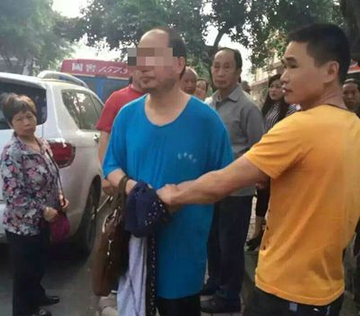 小学女生遇咸猪手