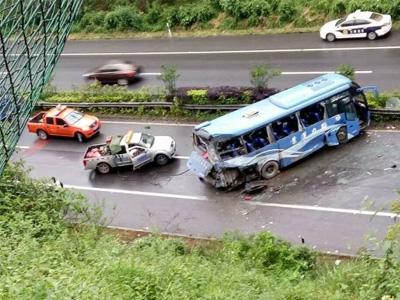 重庆发生多车追尾事故 致5人死26伤(图)