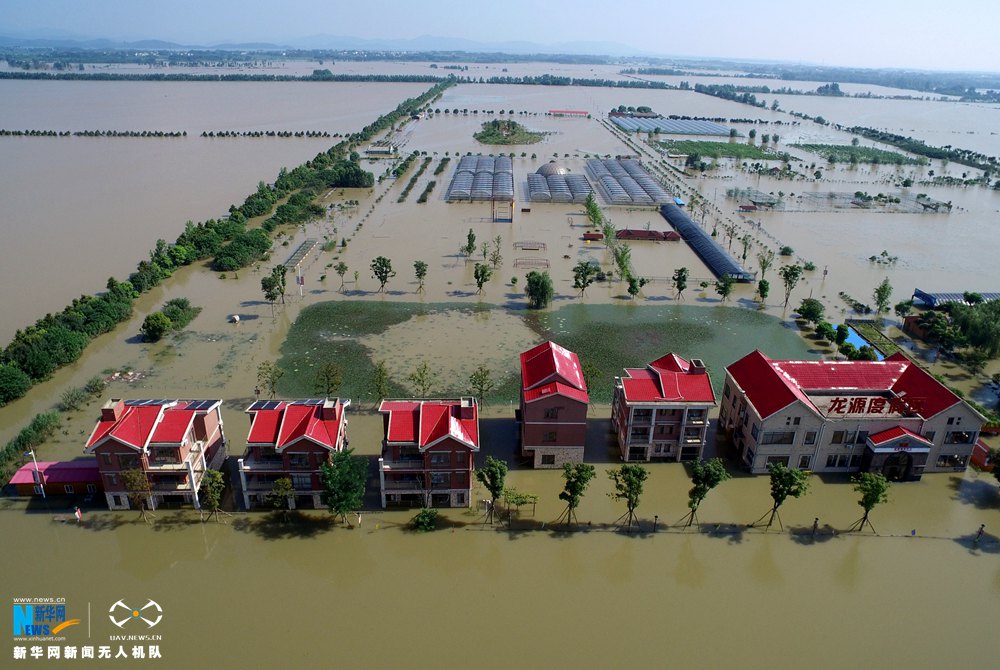 航拍:安徽东至县暴雨致乡村变泽国(图)