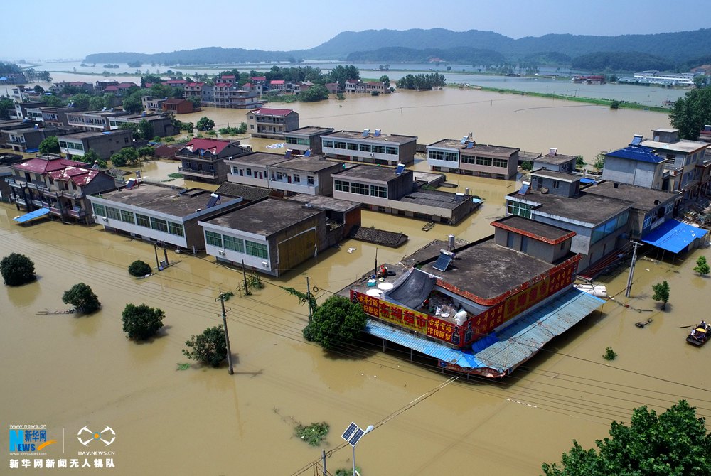 航拍:安徽东至县暴雨致乡村变泽国(图)