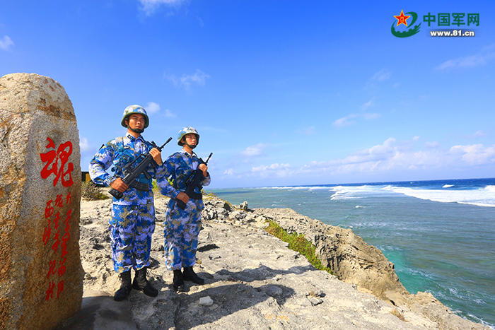 春节临近,西沙石岛官兵加强对周边海防线的巡视,图为石岛官兵在岗位上