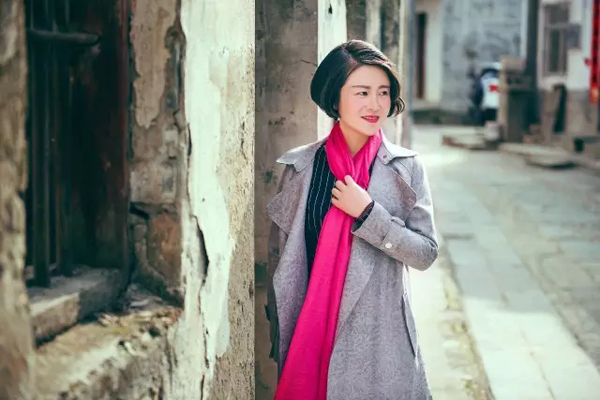 最美女镇长拍写真走红 颠覆了传统的呆板形象(图)