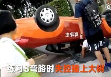 学员过S弯翻车 也是没谁了真没见过有人科目二