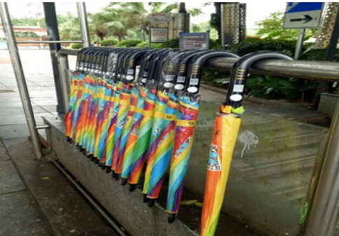 从6月21日开始，一批浑身彩虹的雨伞被挂在杭州市中心武林广场地铁站门口的人行道护栏上。就在6月22日下午，5万把共享雨伞现身杭州一天就遭城管“下架”。