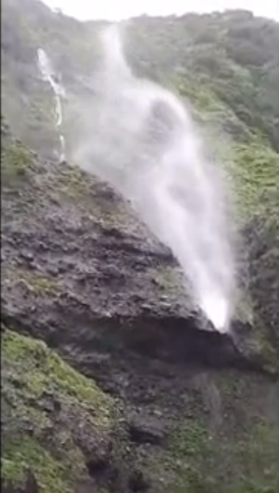 瀑布被吹倒流:台风卡努创造水往高处流的奇