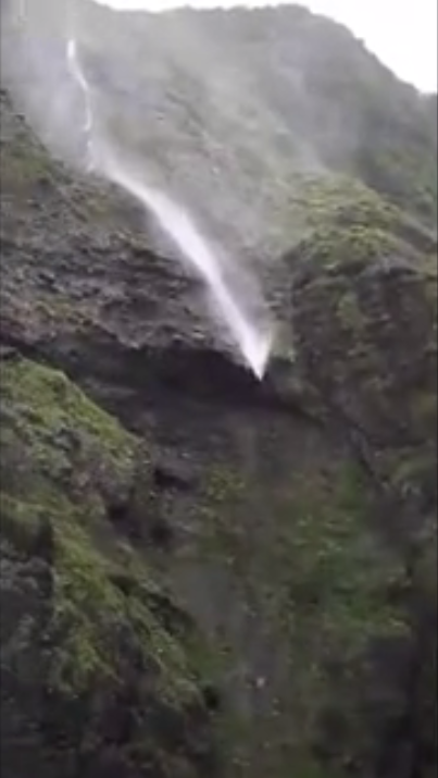 瀑布被吹倒流:台风卡努创造水往高处流的奇