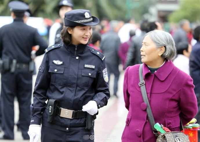 女警朋友圈走红:热心群众我蜜蜂进了衣领 再累也值得