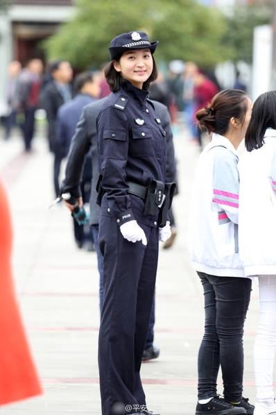 女警朋友圈走红笑容亲切认真执勤成最美风景